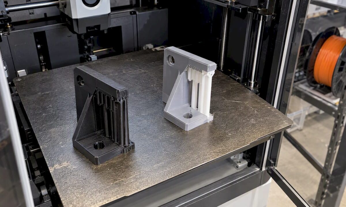 FDM brackets printed with contrasting supports
