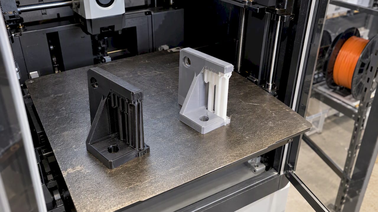 FDM brackets printed with contrasting supports